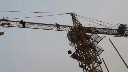 民工討薪被困塔吊 衡水消防員高空成功解救